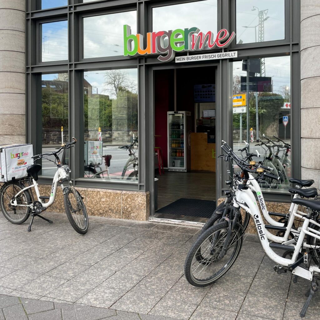 Burgerstauraum burgerme von außen mit Fahrrädern davor, die für Lieferdienst verwendet werden.