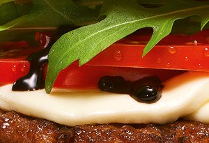 Unser Italian: mit Balsamico-Creme und Burger Sauce verfeinert.