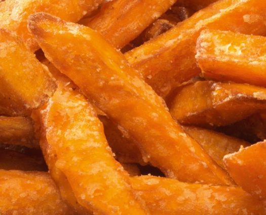 Nahaufnahme von knusprigen Süßkartoffelpommes von burgerme - perfekt als Beilage zu jedem Burger.